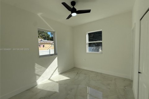House in Miami, Florida 3 bedrooms № 1994114 - photo 25