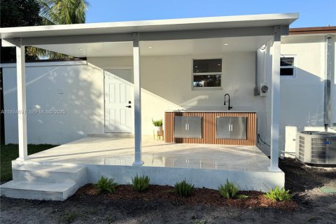 House in Miami, Florida 3 bedrooms № 1994114 - photo 29