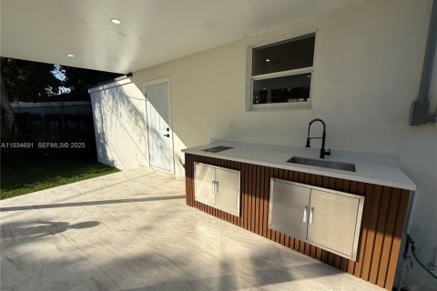 House in Miami, Florida 3 bedrooms № 1994114 - photo 27