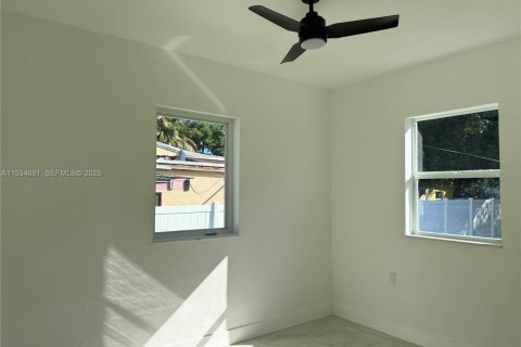 House in Miami, Florida 3 bedrooms № 1994114 - photo 15