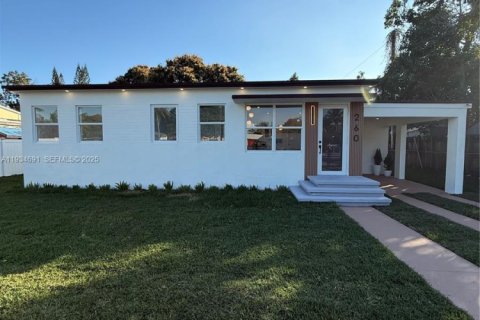 House in Miami, Florida 3 bedrooms № 1994114 - photo 2