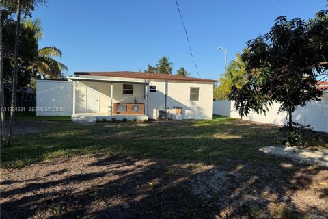 House in Miami, Florida 3 bedrooms № 1994114 - photo 30