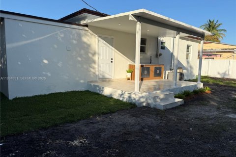 House in Miami, Florida 3 bedrooms № 1994114 - photo 28