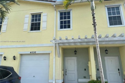 Townhouse in Lauderhill, Florida 3 bedrooms, 138.98 sq.m. № 1924723 - photo 4