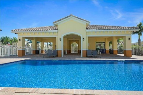 Townhouse in Lauderhill, Florida 3 bedrooms, 138.98 sq.m. № 1924723 - photo 1