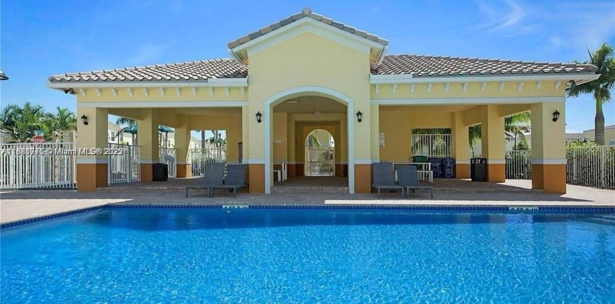 Townhouse in Lauderhill, Florida 3 bedrooms, 138.98 sq.m. № 1924723