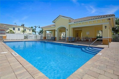 Townhouse in Lauderhill, Florida 3 bedrooms, 138.98 sq.m. № 1924723 - photo 2