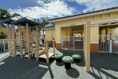 Townhouse in Lauderhill, Florida 3 bedrooms, 138.98 sq.m. № 1924723 - photo 25