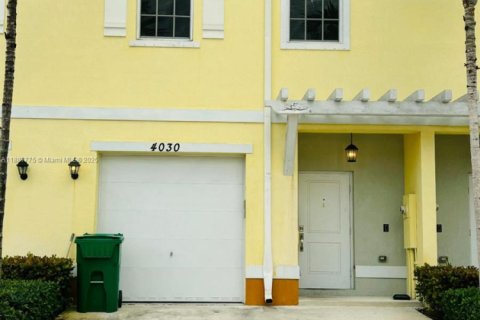 Townhouse in Lauderhill, Florida 3 bedrooms, 138.98 sq.m. № 1924723 - photo 3