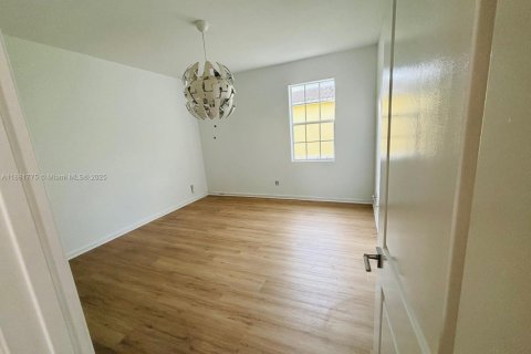 Townhouse in Lauderhill, Florida 3 bedrooms, 138.98 sq.m. № 1924723 - photo 5