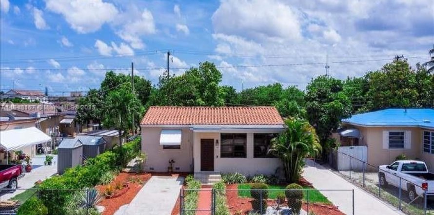 House in Hialeah, Florida 4 bedrooms, 189.8 sq.m. № 1849328