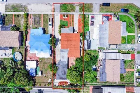 House in Hialeah, Florida 4 bedrooms, 189.8 sq.m. № 1849328 - photo 2