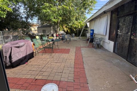 House in Hialeah, Florida 4 bedrooms, 189.8 sq.m. № 1849328 - photo 23