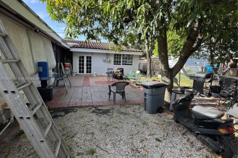 House in Hialeah, Florida 4 bedrooms, 189.8 sq.m. № 1849328 - photo 26