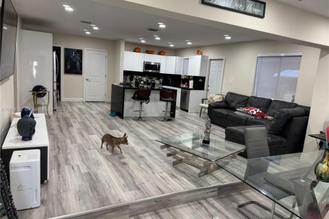 House in Hialeah, Florida 4 bedrooms, 189.8 sq.m. № 1849328 - photo 4