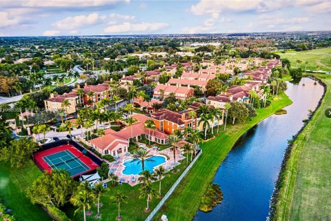 Снять в аренду таунхаус в Веллингтон, Флорида 2 спальни, 130.16м2, № 1994199 - фото 2