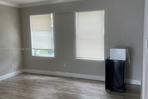 Immobilier commercial à louer à Fort Lauderdale, Floride: 1 chambre, 120.68 m2 № 2256326 - photo 2
