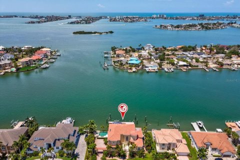 Villa ou maison à vendre à Gulfport, Floride: 4 chambres, 489.97 m2 № 2218346 - photo 2