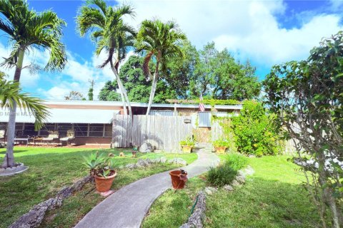 House in Cutler Bay, Florida 4 bedrooms, 198.16 sq.m. № 1941895 - photo 1