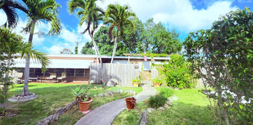 House in Cutler Bay, Florida 4 bedrooms, 198.16 sq.m. № 1941895