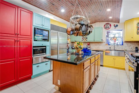 House in Cutler Bay, Florida 4 bedrooms, 198.16 sq.m. № 1941895 - photo 2