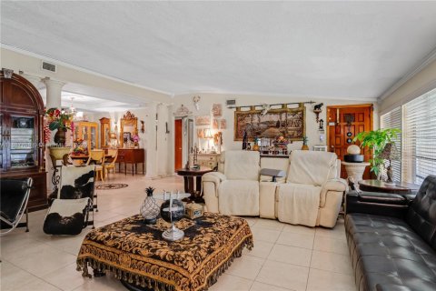 House in Cutler Bay, Florida 4 bedrooms, 198.16 sq.m. № 1941895 - photo 6