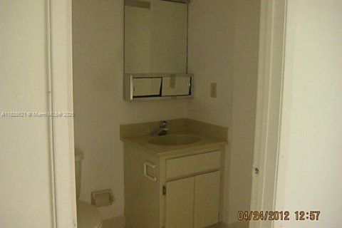 Condo in Miami, Florida, 2 bedrooms  № 1806198 - photo 12