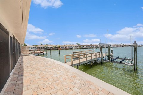 House in Saint Petersburg, Florida 3 bedrooms, 177.44 sq.m. № 1803958 - photo 22