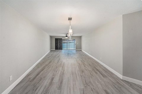 House in Saint Petersburg, Florida 3 bedrooms, 177.44 sq.m. № 1803958 - photo 4