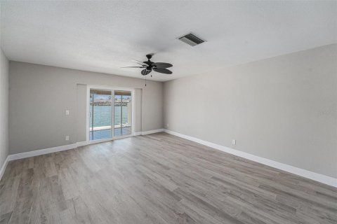 House in Saint Petersburg, Florida 3 bedrooms, 177.44 sq.m. № 1803958 - photo 8