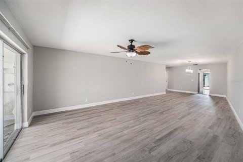 House in Saint Petersburg, Florida 3 bedrooms, 177.44 sq.m. № 1803958 - photo 5