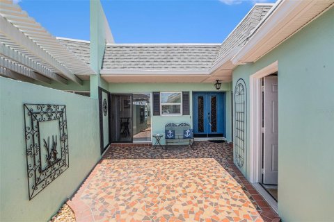 House in Saint Petersburg, Florida 3 bedrooms, 177.44 sq.m. № 1803958 - photo 3