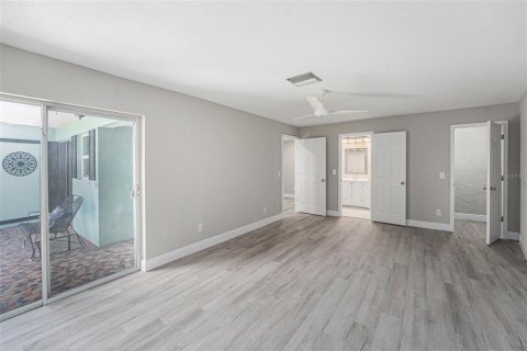 House in Saint Petersburg, Florida 3 bedrooms, 177.44 sq.m. № 1803958 - photo 15