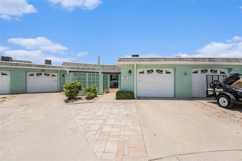 House in Saint Petersburg, Florida 3 bedrooms, 177.44 sq.m. № 1803958 - photo 2