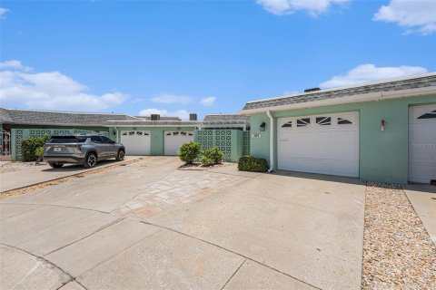 House in Saint Petersburg, Florida 3 bedrooms, 177.44 sq.m. № 1803958 - photo 29