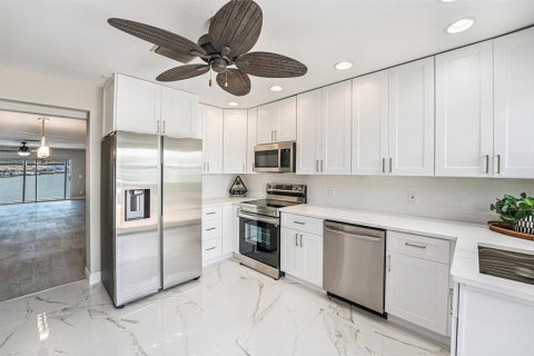 House in Saint Petersburg, Florida 3 bedrooms, 177.44 sq.m. № 1803958 - photo 6