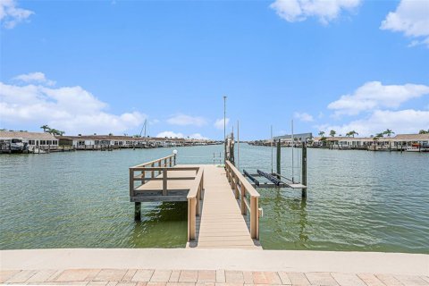 House in Saint Petersburg, Florida 3 bedrooms, 177.44 sq.m. № 1803958 - photo 1