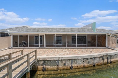 House in Saint Petersburg, Florida 3 bedrooms, 177.44 sq.m. № 1803958 - photo 24