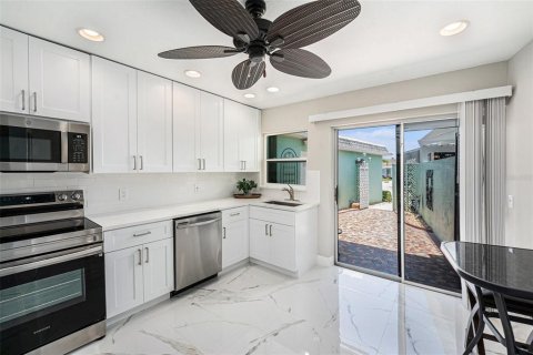 House in Saint Petersburg, Florida 3 bedrooms, 177.44 sq.m. № 1803958 - photo 7