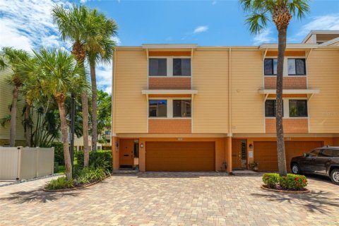 Townhouse in Treasure Island, Florida 3 bedrooms, 188.13 sq.m. № 2140550