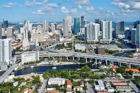 Terreno en venta en Miami, Florida № 1979323 - foto 8