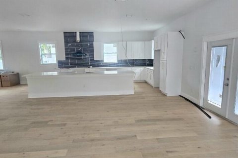 House in Saint Petersburg, Florida 4 bedrooms, 259.48 sq.m. № 1597475 - photo 2
