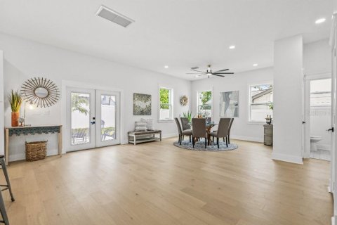 House in Saint Petersburg, Florida 4 bedrooms, 259.48 sq.m. № 1597475 - photo 29