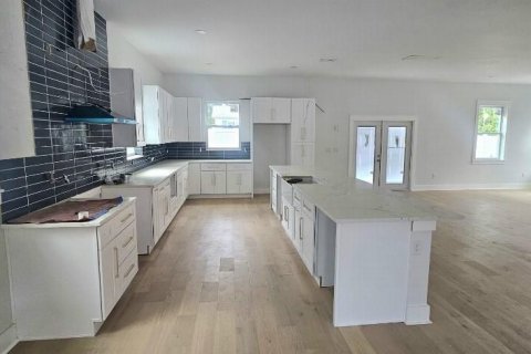 House in Saint Petersburg, Florida 4 bedrooms, 259.48 sq.m. № 1597475 - photo 3