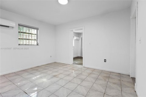 Casa en alquiler en Miami, Florida, 1 dormitorio, 119.66 m2 № 1993919 - foto 2