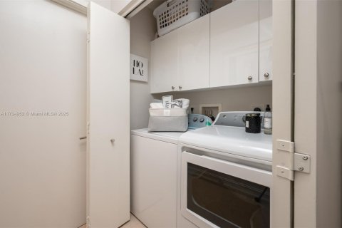 Condo in Miami, Florida, 3 bedrooms  № 1867529 - photo 28