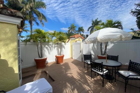 Condo in Palm Beach, Florida, 1 bedroom № 2246707 - photo 29