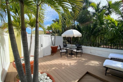 Condo in Palm Beach, Florida, 1 bedroom № 2246707 - photo 25
