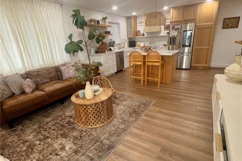 House in Medley, Florida 3 bedrooms, 147.53 sq.m. № 1880323 - photo 4