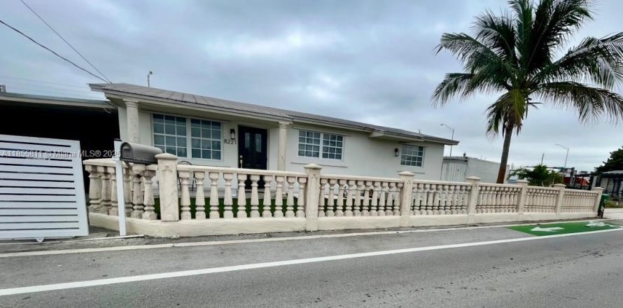 House in Medley, Florida 3 bedrooms, 147.53 sq.m. № 1880323